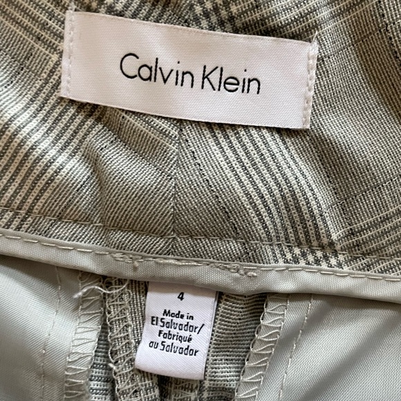 Calvin Klein 
Dress pants
Gray/white
Size4 waist 15.5”inseam 26.5”hip 17” - Picture 4 of 5